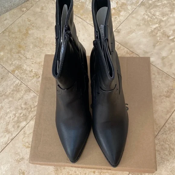 Pointed Toe Bootie. US 9 Black . - Picture 2 of 7